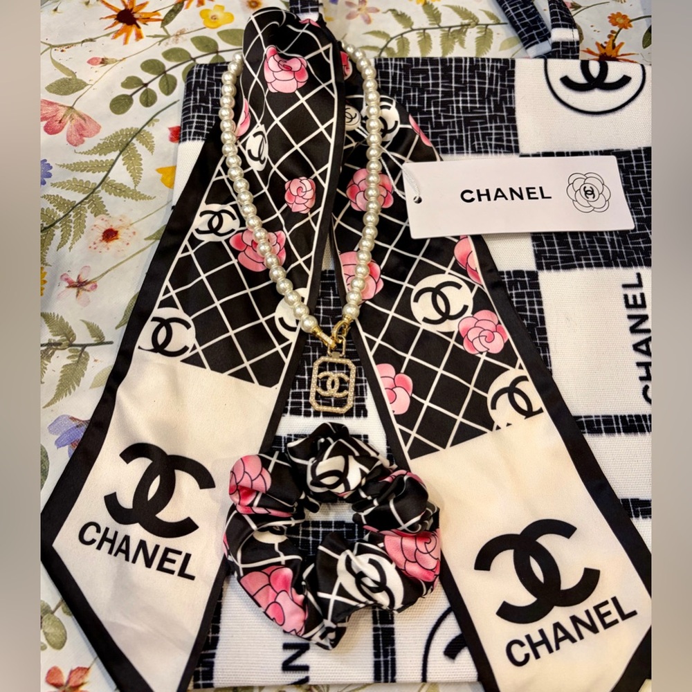 NWT CHANEL VIP Fashion Black & White Logo Patchwork Tote w/Scarf & scrunchie - Picture 5 of 7